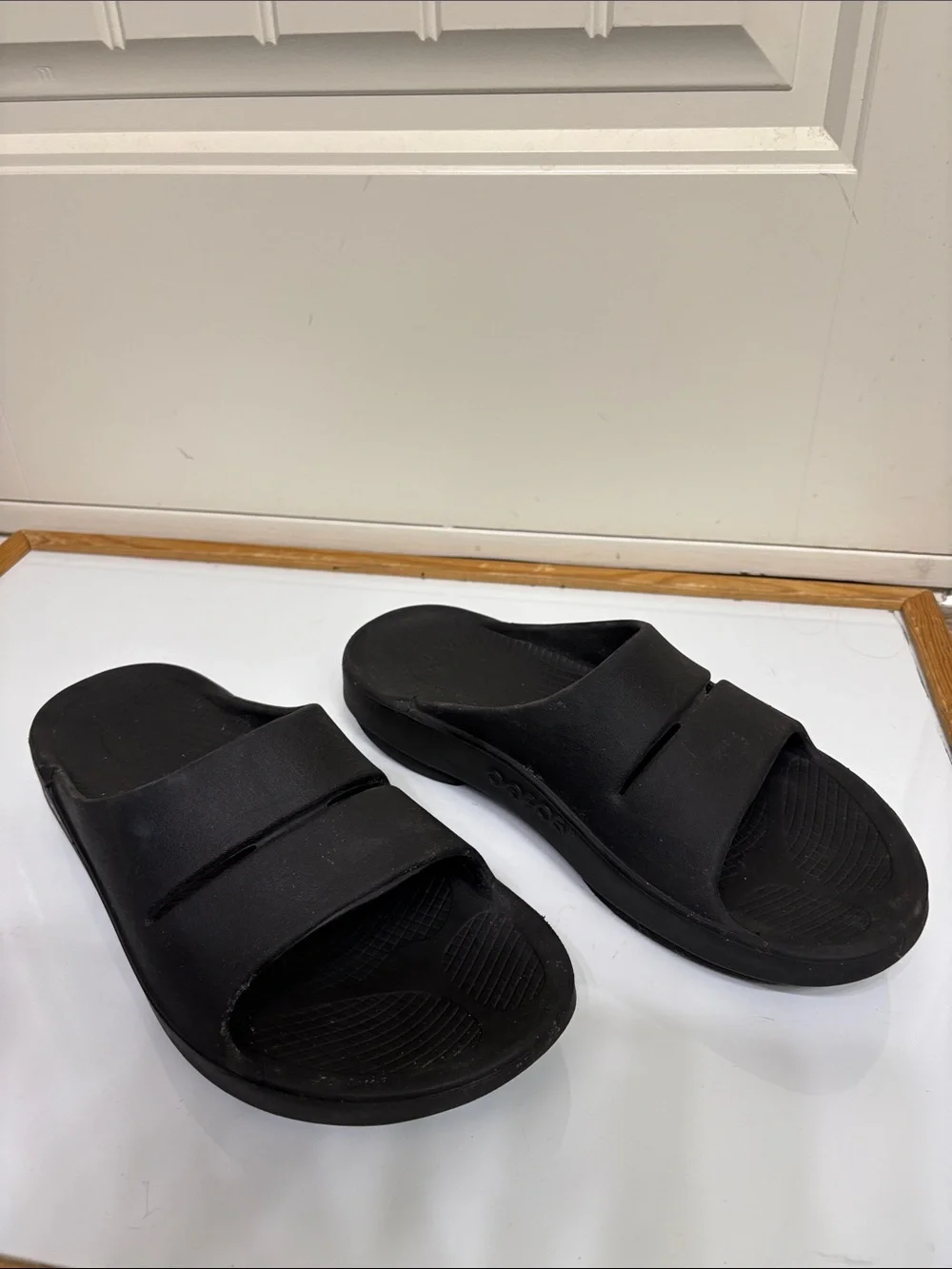 OOFOS Black Slip-On‎ Recovery Slides